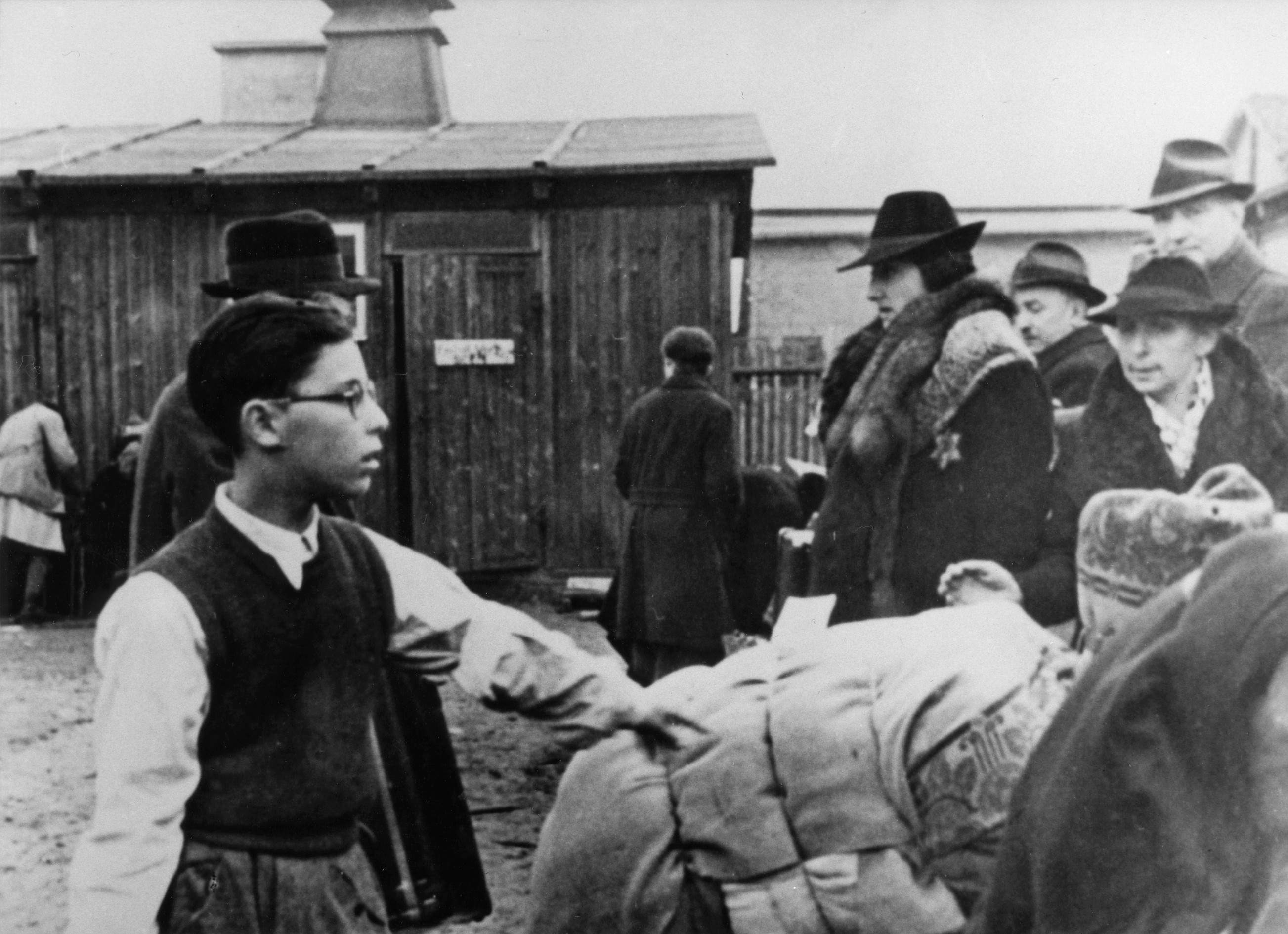 Ankunft neuer Insassen in der "Judensiedlung" Milbertshofen im November 1941 (© Stadtarchiv München)