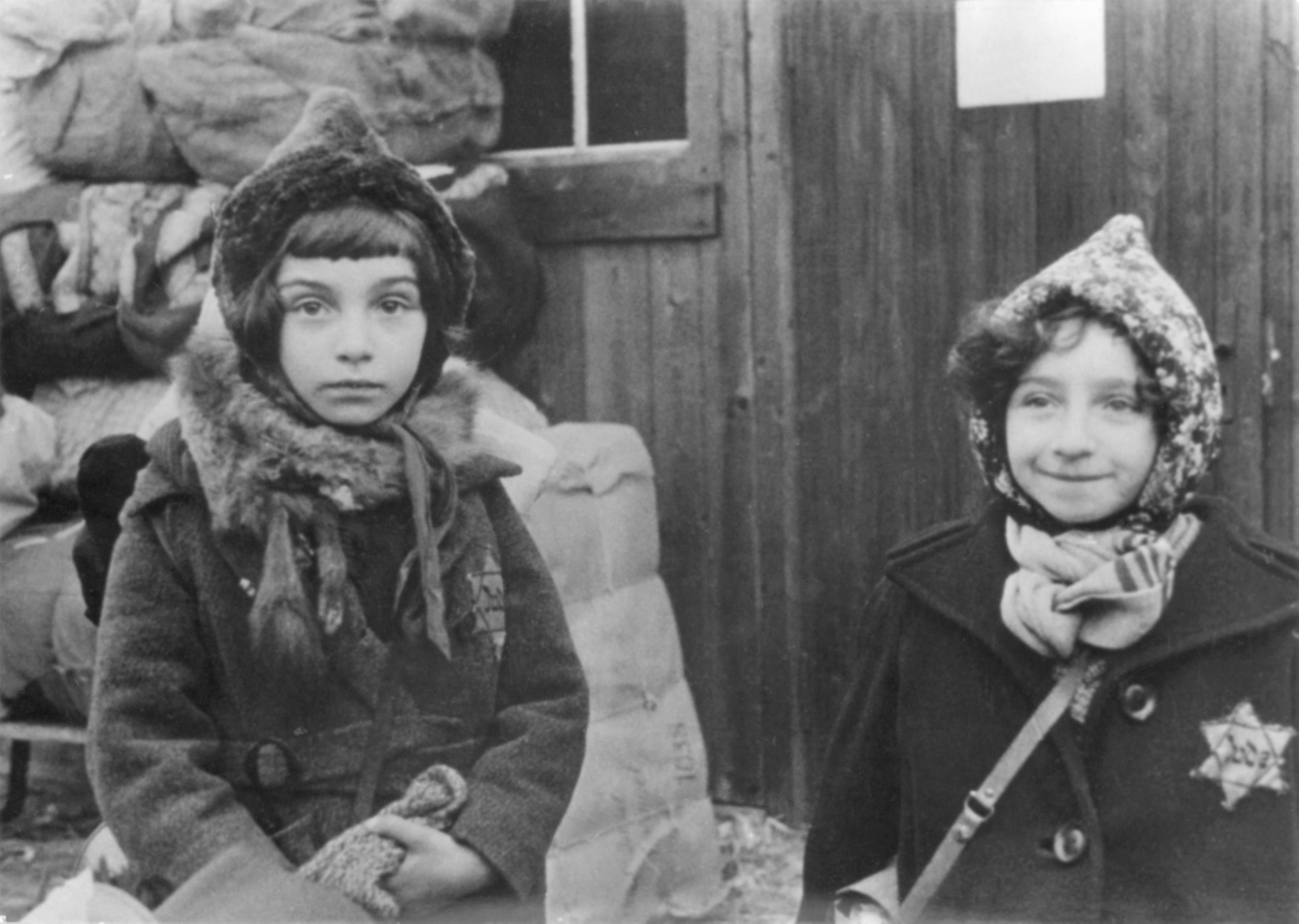 Zwei unbekannte Mädchen in der "Judensiedlung“ Milbertshofen an der Knorrstraße 148 im November 1941. Die Namen der Mädchen konnten bislang noch nicht ermittelt werden, © Stadtarchiv München.