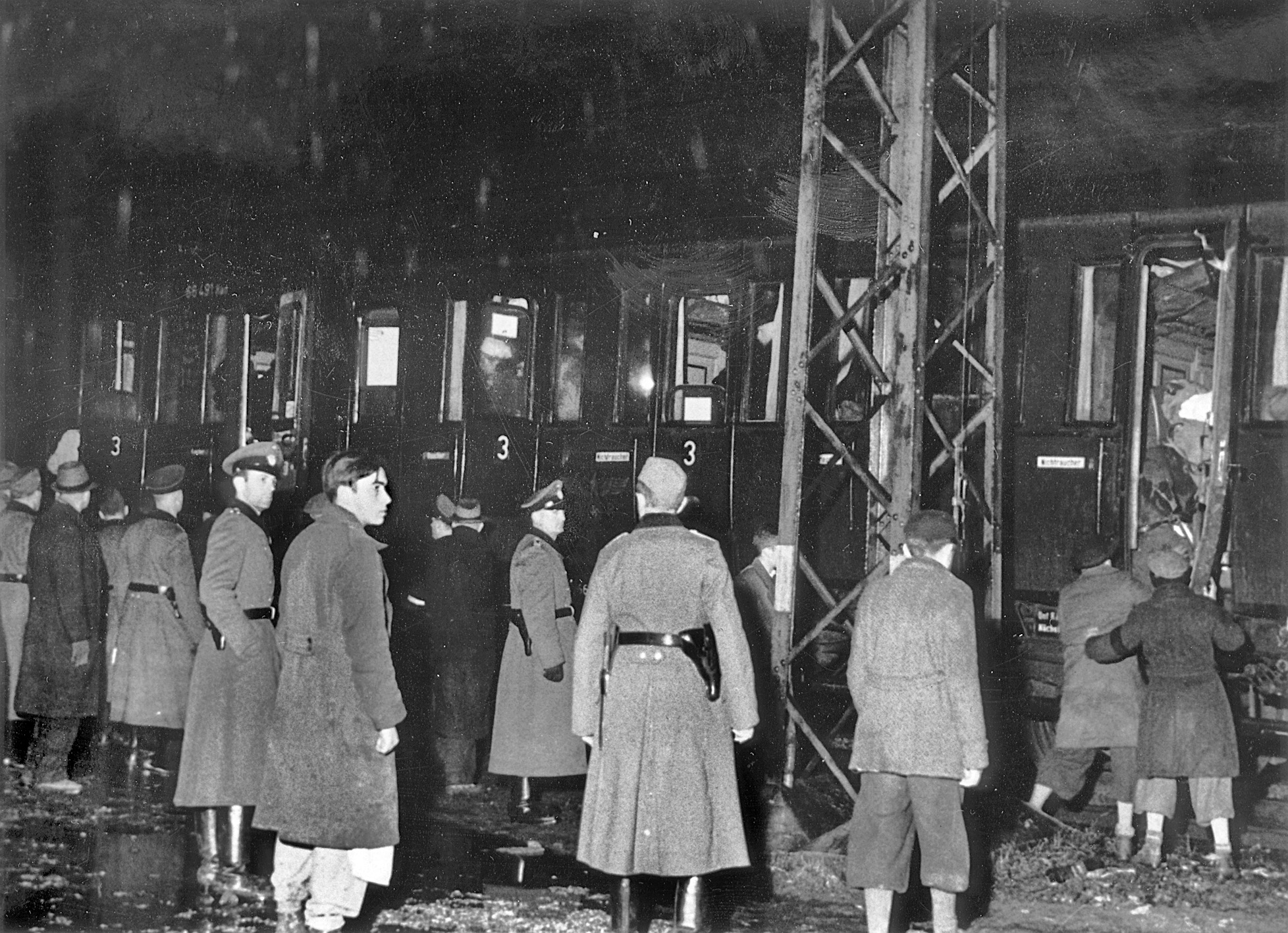 Deportation am Morgen des 20. November 1941 vom Güterbahnhof München-Milbertshofen nach Kaunas (© Stadtarchiv München)
