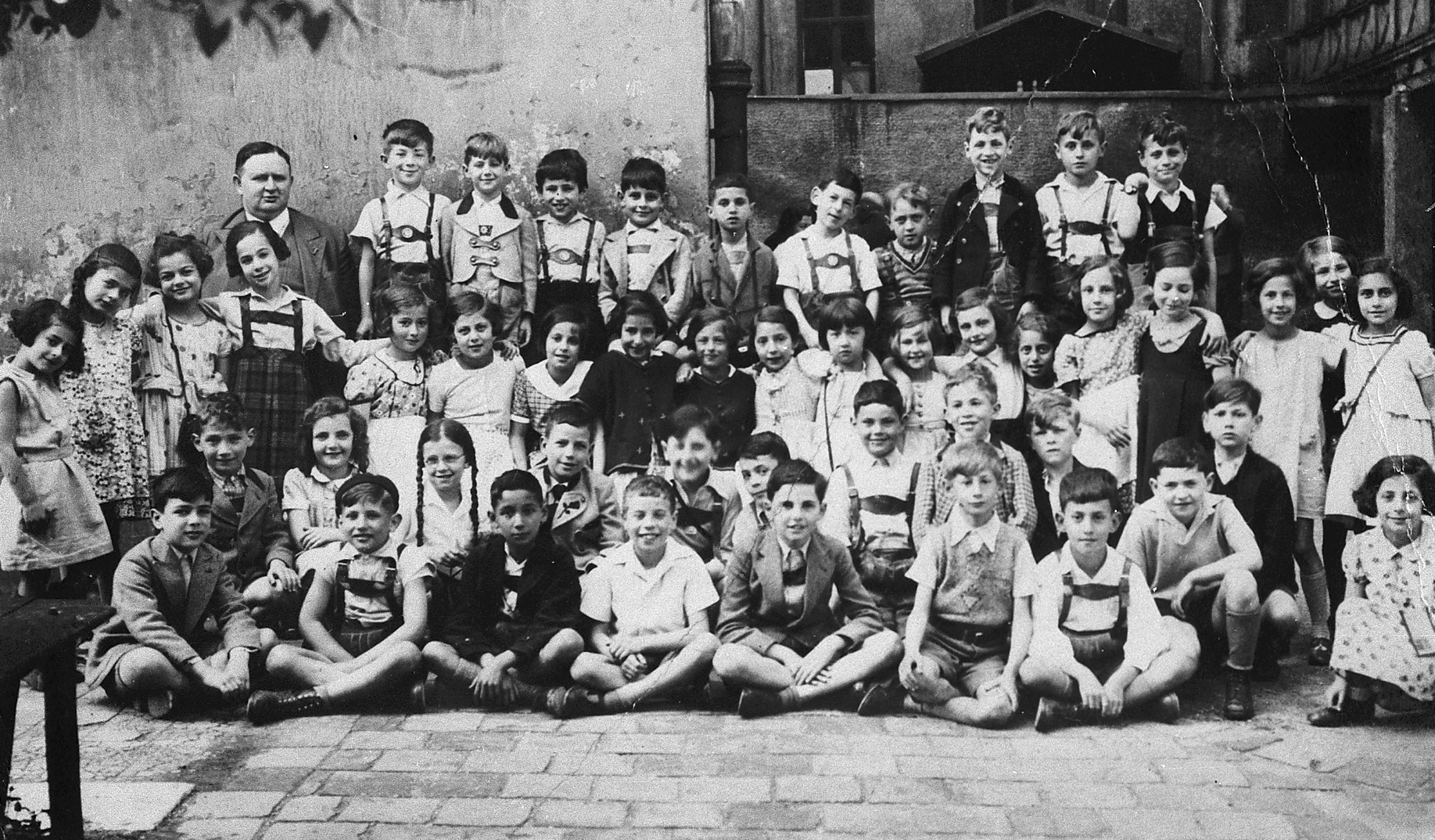 Schulklasse im Innenhof der Jüdischen Volksschule, Herzog-Rudolf-Straße 5, 1930er Jahre (© Stadtarchiv München)